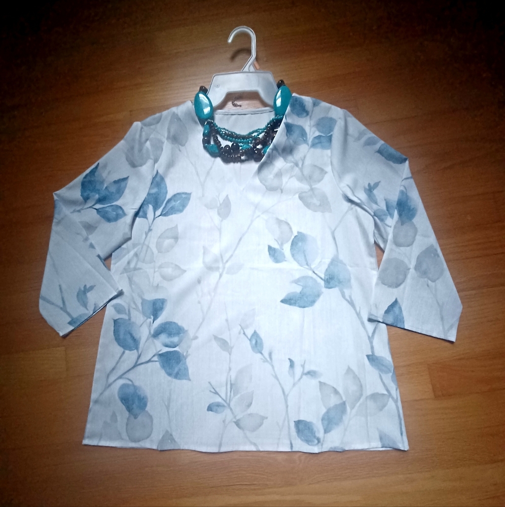 BLUE/WHITE FLORAL PRINT 3/4" SLEEVE TOP